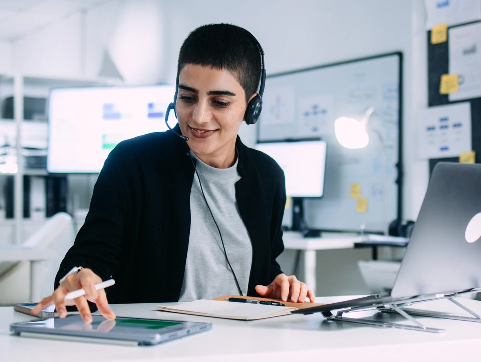Personne utilisant un ordinateur portable pour se connecter à un système sécurisé, mains sur clavier, écran affichant interface de connexion avec icône cadenas, champs nom d'utilisateur et mot de passe